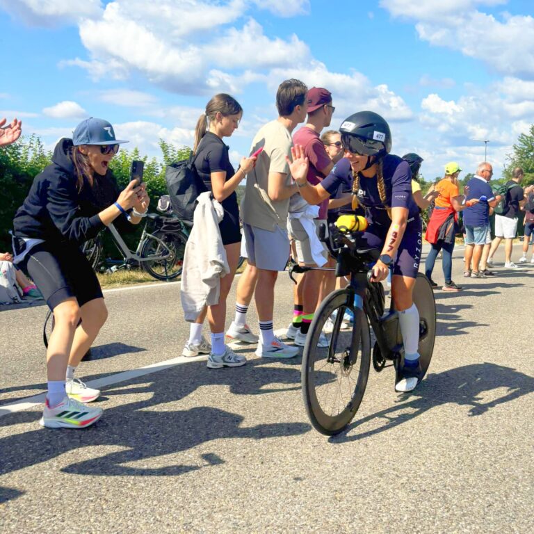 Jess Ittner glänzt bei der DATEV Challenge Roth 2026: Sieg in der Altersklasse